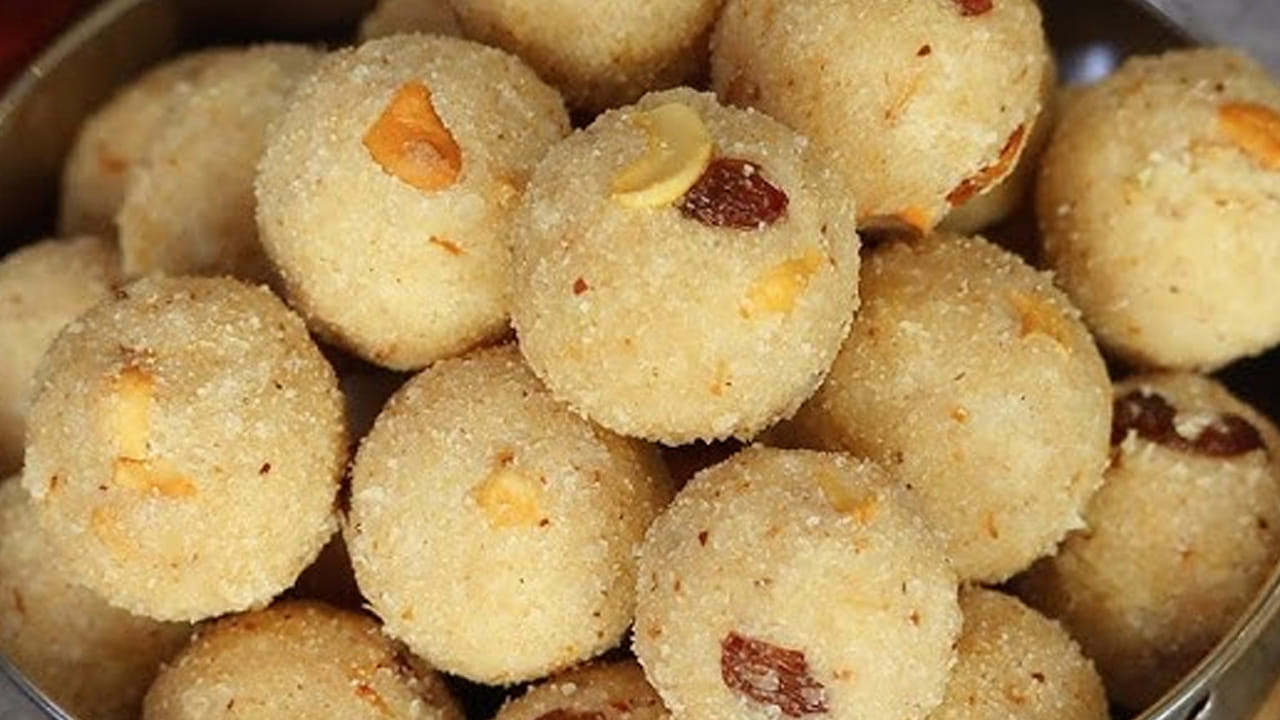 
బెల్లం రవ్వ లడ్డుకు కావలసిన పదార్థాలు: రెండు కప్పుల బొంబాయి రవ్వ ,  ఒక కప్పు బెల్లం తురుము, పావు కప్పు నెయ్యి , పావు కప్పు తురిమిన కొబ్బరి , ఒక టేబుల్ స్పూన్ యాలకుల పొడి,  10 జీడిపప్పు , 10 కిస్మిస్ , 10 బాదం పప్పులు,  ఒక కప్పు పాలను తీసుకోవాలి. దీనిని సరైన కొలతలతో చేస్తే తియ్య తియ్యగా ఉంటుంది. 
