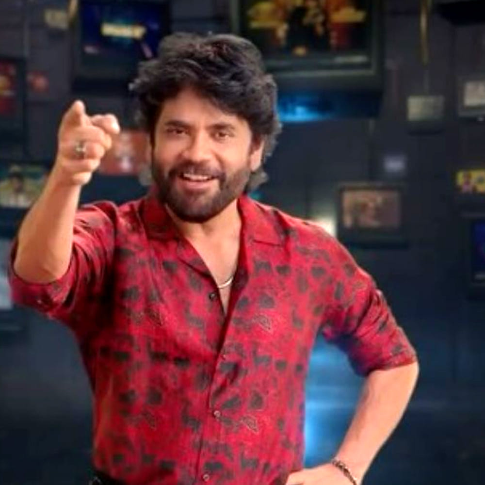 ఈసారి బిగ్ బాస్ 10 కూడా కింగ్ నాగార్జుననే హోస్ట్ గా వ్యవహరించనున్నారు. సీజన్ 3 నుంచి కింగ్ నాగార్జున తనదైన హోస్టింగ్ తో బిగ్ బాస్ ను సక్సెస్ ఫుల్ గా రన్ చేస్తున్నారు. అలాగే బిగ్ బాస్ గేమ్ షో సామాన్యులకు కూడా ఛాన్స్ ఇస్తూ ప్రేక్షకులకు మరింత దగ్గరవుతుంది. గత సీజన్ లో అగ్నిపరీక్ష అని కొందరు సామాన్యులను సెలక్ట్ చేసి హౌస్ లోకి పంపించారు. అలాగే ఈసారి కూడా పంపనున్నారు.