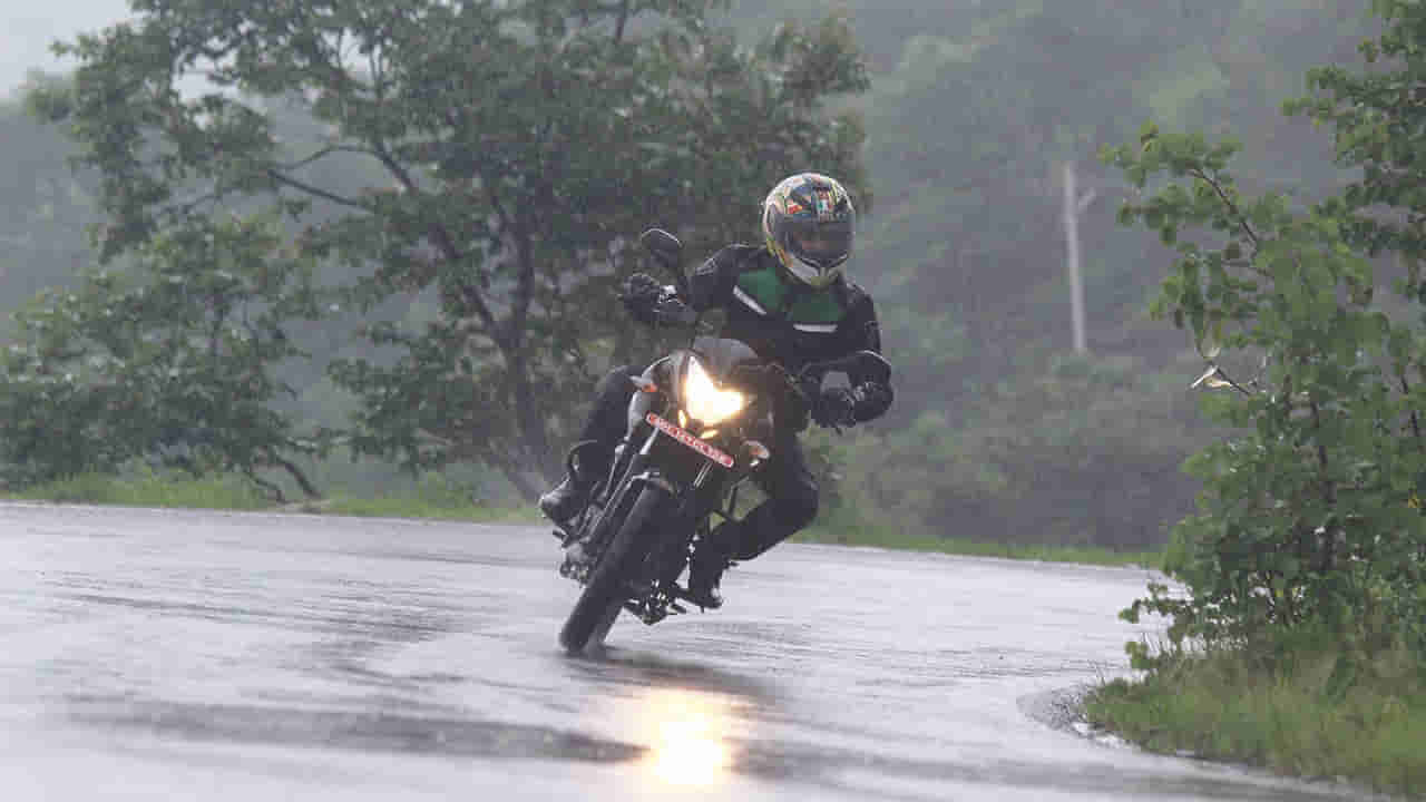 Bike Riding Tips: వర్షంలో బైక్ డ్రైవ్ చేయడం కష్టంగా ఉందా..? ఈ టిప్స్తో మీరు సేఫ్గా వెళ్లొచ్చు..