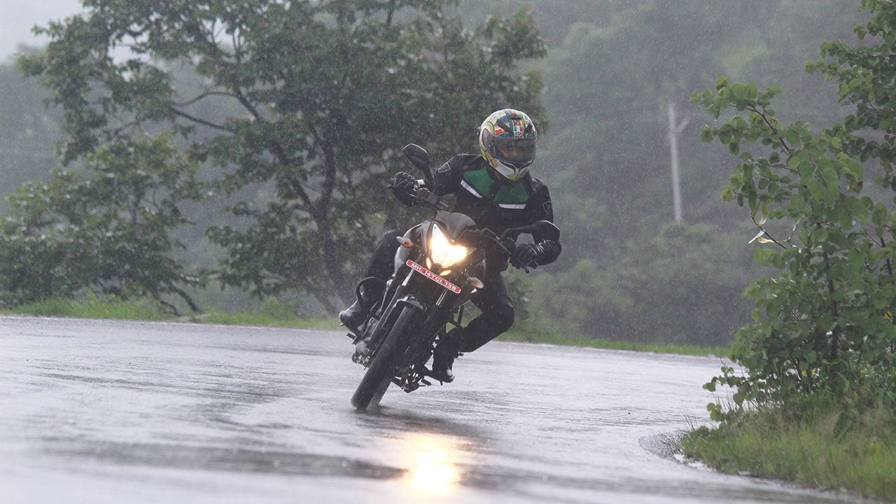 Bike Riding Tips: వర్షంలో బైక్ డ్రైవ్ చేయడం కష్టంగా ఉందా..? ఈ టిప్స్తో మీరు సేఫ్గా వెళ్లొచ్చు..