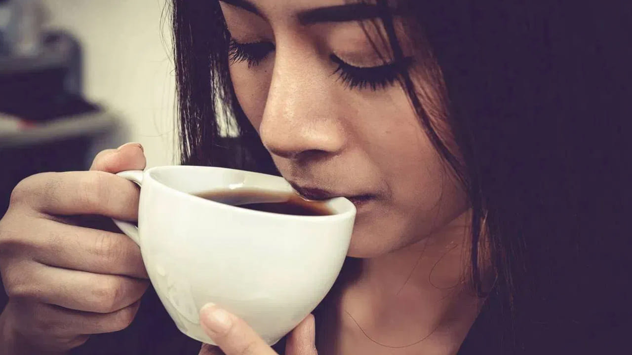 హాయిగా నిద్ర పడుతుంది (Better Sleep Quality): కెఫీన్ మెదడును నిరంతరం ఉత్తేజితంగా ఉంచడం వల్ల చాలా మందిలో నిద్రలేమి సమస్యలు తలెత్తుతాయి. 10 రోజుల పాటు వీటికి దూరంగా ఉండటం వల్ల శరీరంలో సహజమైన నిద్ర చక్రం (Sleep Cycle) మెరుగుపడుతుంది. రాత్రి వేళల్లో త్వరగా, ప్రశాంతంగా నిద్ర పడుతుంది. దీనివల్ల ఉదయాన్నే లేచినప్పుడు శరీరం ఎంతో ఉత్సాహంగా, చైతన్యవంతంగా ఉంటుంది.