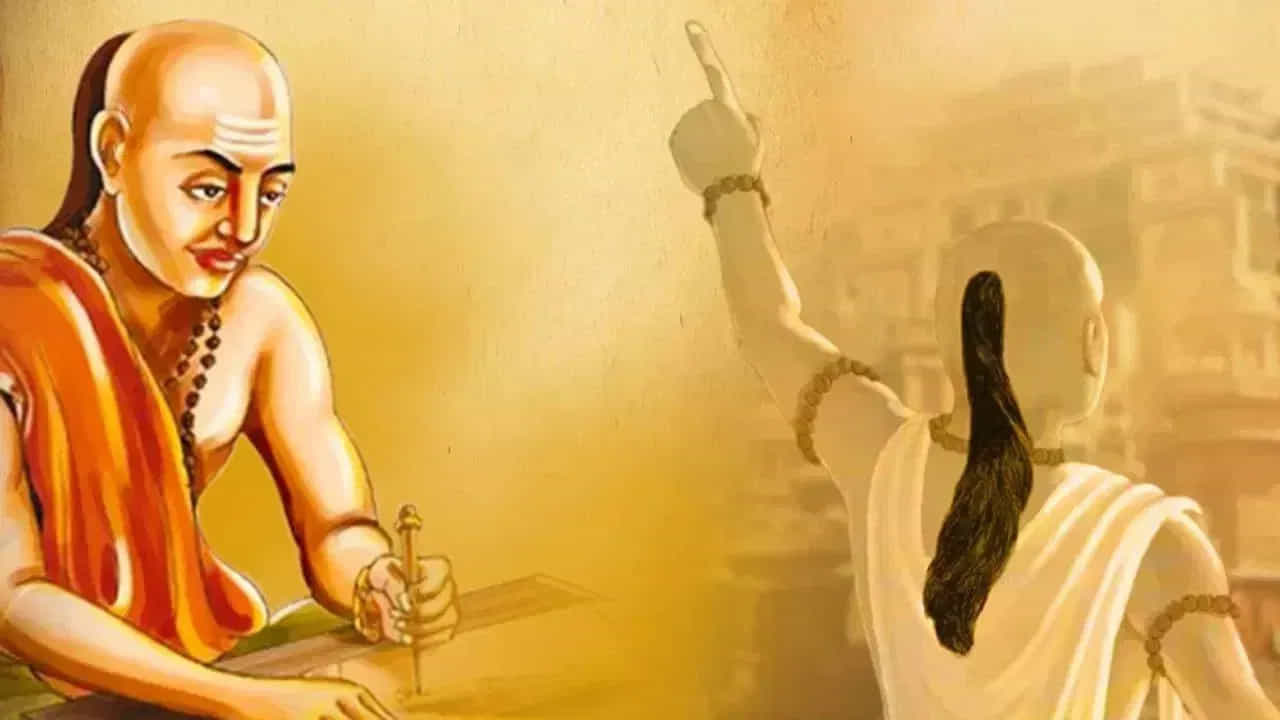 నీ జీవితంలో సక్సెస్ఫుల్ అవ్వాలంటే నీకంటూ గొప్ప వ్యూహం ఉండాలి. అయితే, ప్రస్తుత రోజుల్లో అందరూ అత్యంత తెలివైన వాళ్లమని అనుకుంటున్నారు. అది మానవ సహజ గుణం. ఇంకా వాళ్ళు దీనిని నిరూపించుకోవడం కోసం నిత్యం తాపత్రయపడుతుంటారు. అలాంటి సమయంలో ఎత్తుకు పై ఎత్తులు వేయాలని చాణక్యుడు చెబుతున్నారు.