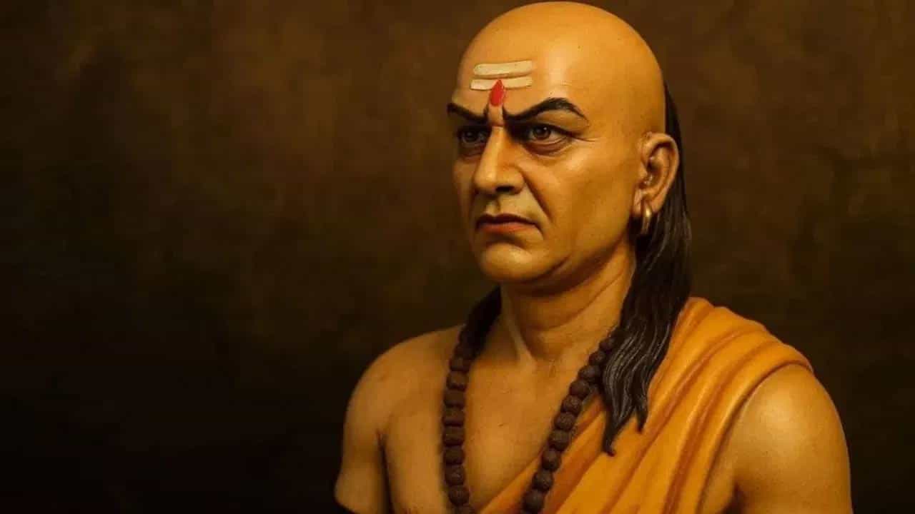 కష్ట సమయంలో ప్రవర్తన: మీరు కష్టాల్లో ఉన్నప్పుడు మీతో ఉండేవాళ్ళు మాత్రమే మీ వాళ్ళు అలాగే, పరిస్థితి వచ్చినప్పుడు రంగు మార్చే వాళ్ళు మీ వారు కాదు ఇది మీరు  గమనించాలి. ఎందుకంటే, సంతోషంలో ఎవరైనా ఉంటారు కానీ,  కష్టాల్లో దూరమయ్యే వారు నిజమైన ఫ్రెండ్స్ కాదు. ఇలాంటి వాళ్ళని కూడా దూరం పెట్టడమే మంచిది 