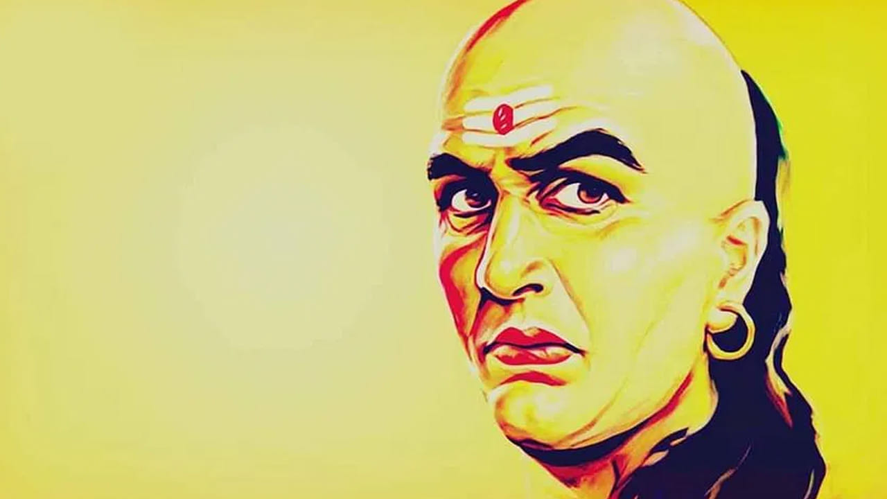 ఆర్థిక విషయాలు చెప్పడం: అమ్మాయిలను ఆకట్టుకోవడానికి కొందరు ఆర్థిక విషయాలు చెబుతారు. ఇవి అస్సలు వారి ముందు అస్సలు చెప్పకూడదు. చాణక్యుడు చెప్పిన దాని ప్రకారం.. అబ్బాయిలు, అమ్మాయిల అమ్మాయిలతో మాట్లాడేటప్పుడు కోపం తగ్గించుకుని మాట్లాడాలి. లేదంటే, పరువు పోతోంది. (Disclaimer: ఇక్కడ అందించిన సమాచారం సాధారణ నమ్మకాల ఆధారంగా మాత్రమే అందించబడింది. ఈ సమాచారం ఖచ్చితంగా నిజం లేదా శాస్త్రీయంగా నిర్ధారితమైన సమాచారం అని భావించకండి.)