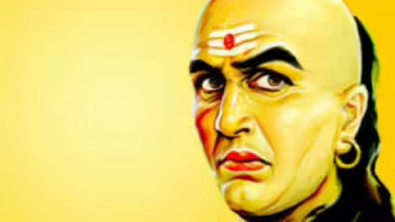 1. డబ్బు విషయంలో సంకోచం వద్దు.. చాణక్య నీతి ప్రకారం ఆర్థిక వ్యవహారాల్లో స్పష్టత, నిజాయితీ చాలా ముఖ్యం. ఎవరికి అప్పుగా డబ్బు ఇచ్చినా, దానిని తిరిగి అడగడానికి సిగ్గుపడకూడదు. హక్కుగా రావాల్సిన డబ్బును అడగడంలో సంకోచిస్తే ఆర్థిక నష్టాలు ఎదురయ్యే అవకాశం ఉంటుంది. అందుకే తమ హక్కులను పొందడంలో ధైర్యంగా ఉండాలని చాణక్యుడు సూచిస్తాడు.