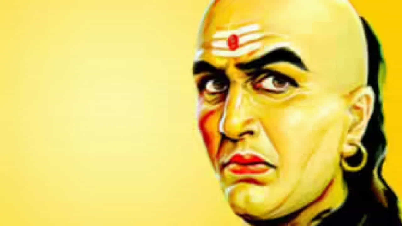 
1. డబ్బు విషయంలో సంకోచం వద్దు.. చాణక్య నీతి ప్రకారం ఆర్థిక వ్యవహారాల్లో స్పష్టత, నిజాయితీ చాలా ముఖ్యం. ఎవరికి అప్పుగా డబ్బు ఇచ్చినా, దానిని తిరిగి అడగడానికి సిగ్గుపడకూడదు. హక్కుగా రావాల్సిన డబ్బును అడగడంలో సంకోచిస్తే ఆర్థిక నష్టాలు ఎదురయ్యే అవకాశం ఉంటుంది. అందుకే తమ హక్కులను పొందడంలో ధైర్యంగా ఉండాలని చాణక్యుడు సూచిస్తాడు.
