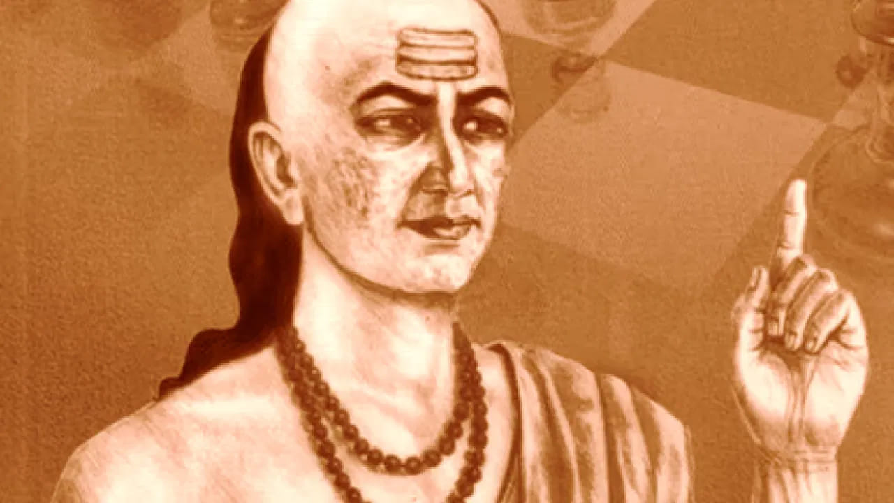4. నిజాయితీగా చేసే పనికి ఎప్పుడూ సిగ్గుపడకండి..
చాణక్యుడి దృష్టిలో ఏ పని చిన్నది కాదు, పెద్దది కాదు. కష్టపడి, నిజాయితీగా చేసే ప్రతి పని గౌరవప్రదమైనదే. సమాజం ఏమనుకుంటుందో అనే భయంతో తమ పనిని తక్కువగా భావించకూడదు. తన శ్రమను గౌరవించే వ్యక్తే జీవితంలో స్వయం సమృద్ధిని, విజయాన్ని సాధించగలడు.