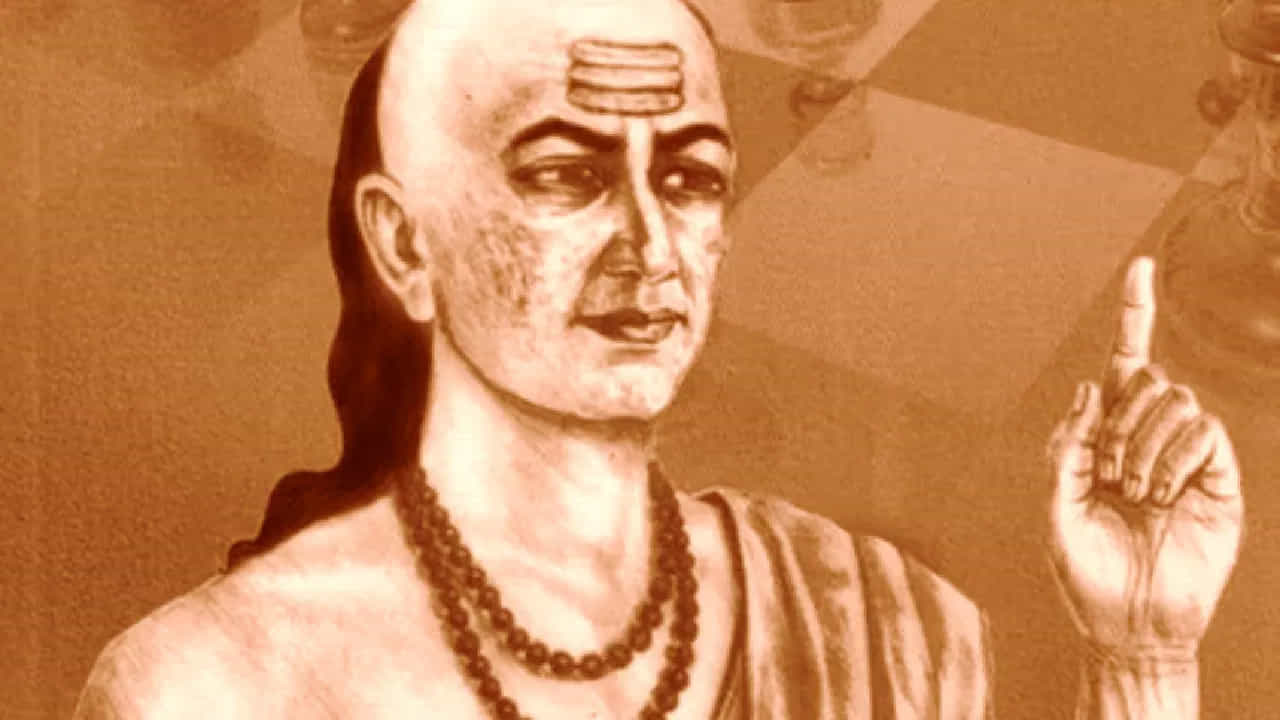 
4. నిజాయితీగా చేసే పనికి ఎప్పుడూ సిగ్గుపడకండి..   
చాణక్యుడి దృష్టిలో ఏ పని చిన్నది కాదు, పెద్దది కాదు. కష్టపడి, నిజాయితీగా చేసే ప్రతి పని గౌరవప్రదమైనదే. సమాజం ఏమనుకుంటుందో అనే భయంతో తమ పనిని తక్కువగా భావించకూడదు. తన శ్రమను గౌరవించే వ్యక్తే జీవితంలో స్వయం సమృద్ధిని, విజయాన్ని సాధించగలడు.
