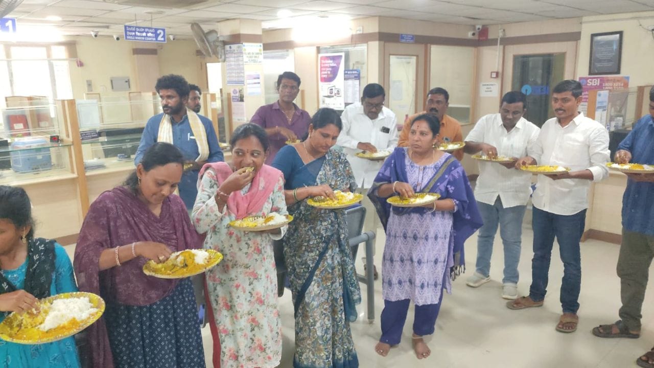 ఇలా కూడా ప్రొటెస్ట్ చేస్తారా? బ్యాంక్ ముందే వంటలు.. అక్కడే భోజనాలు.. అసలు మ్యాటరేంటంటే?