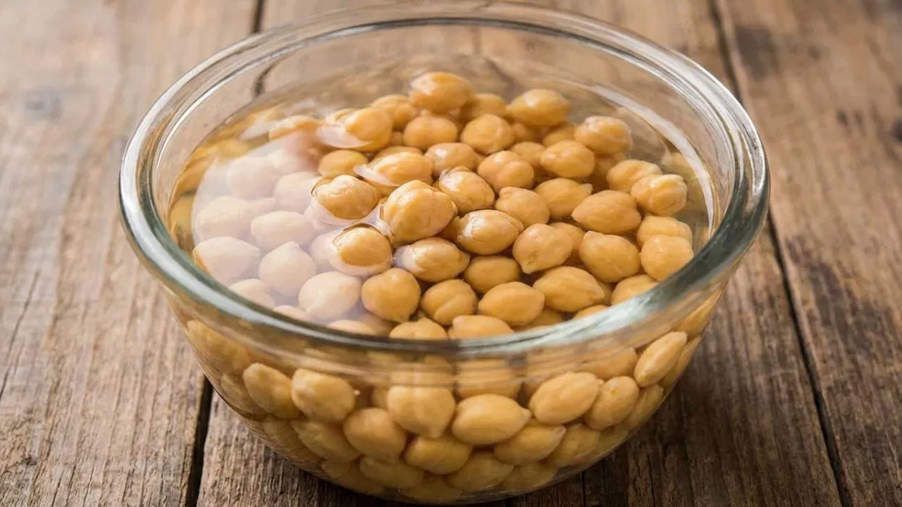 శనగలు (Chickpeas/Chana): మన ఇళ్లలో తరచూ వాడే నల్ల చనగలు లేదా కాబూలీ చనగలు ప్రొటీన్‌కు పవర్‌హౌస్ లాంటివి. ఒక కప్పు ఉడికించిన చనగలలో దాదాపు 15 గ్రాముల వరకు ప్రొటీన్ లభిస్తుంది. ఇది రెండు గుడ్ల కంటే ఎక్కువ! ఇందులో ప్రొటీన్‌తో పాటు ఫైబర్ కూడా ఎక్కువగా ఉండటం వల్ల జీర్ణక్రియ మెరుగుపడుతుంది. ఎక్కువ సేపు ఆకలి వేయకుండా చూస్తుంది.