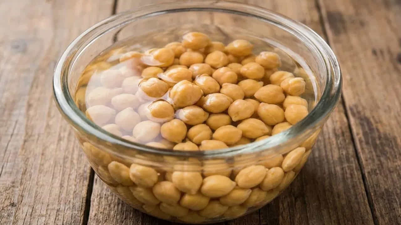 శనగలు (Chickpeas/Chana): మన ఇళ్లలో తరచూ వాడే నల్ల చనగలు లేదా కాబూలీ చనగలు ప్రొటీన్కు పవర్హౌస్ లాంటివి. ఒక కప్పు ఉడికించిన చనగలలో దాదాపు 15 గ్రాముల వరకు ప్రొటీన్ లభిస్తుంది. ఇది రెండు గుడ్ల కంటే ఎక్కువ! ఇందులో ప్రొటీన్తో పాటు ఫైబర్ కూడా ఎక్కువగా ఉండటం వల్ల జీర్ణక్రియ మెరుగుపడుతుంది. ఎక్కువ సేపు ఆకలి వేయకుండా చూస్తుంది.