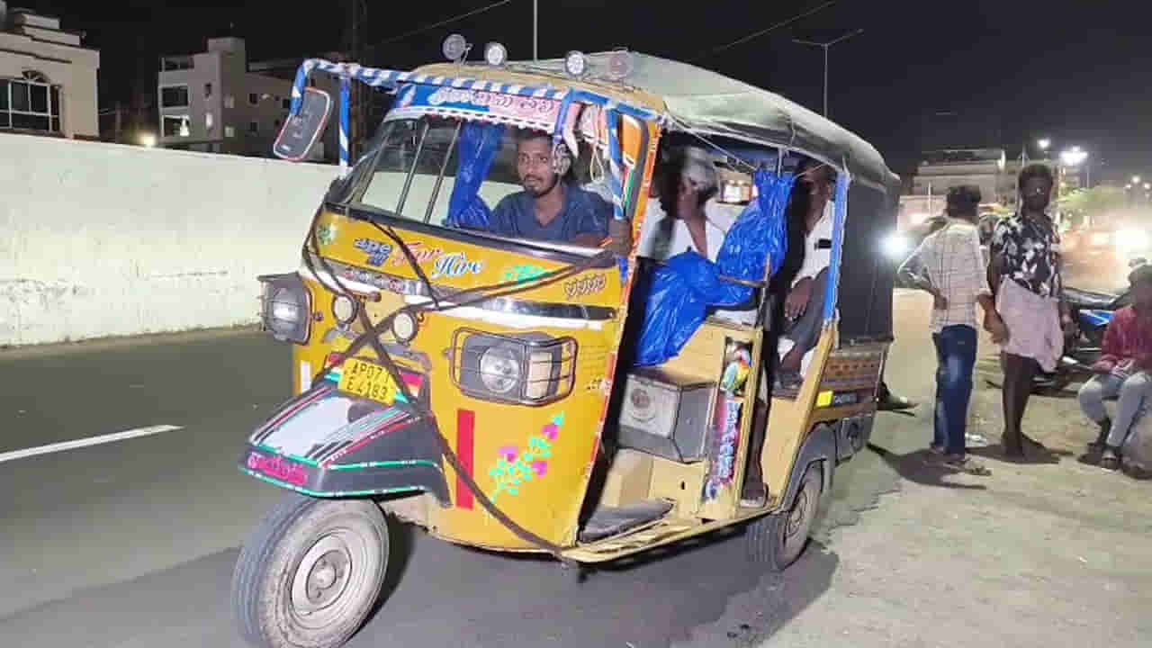 Prakasam District: చిన్న కథ కాదురా సామి మీతో.. రొయ్యల చెరువుల్లో చోరీకి వచ్చి రైతులపైనే