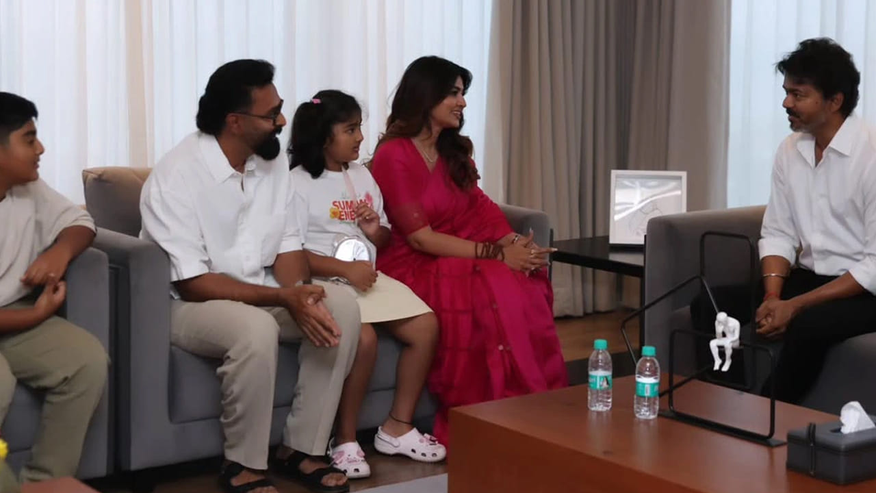   ఇక స్నేహ, ప్రసన్నల కుమార్తె, కుమారుడితోనూ చాలా సరదాగా మాట్లాడారు విజయ్. ఈ సందర్భంగా స్నేహ కూతురు విజయ్ అభిమాని కావడంతో విజయ్ ని ప్రేమగా హత్తుకుంది. ప్రస్తుతం వీరి మీటింగ్ కు సంబంధించిన ఫొటోలు నెట్టింట వైరల్ గా మారాయి. ముఖ్యంగా స్నేహ పిల్లలతో విజయ్ దిగిన ఫొటోలు నెటిజన్లను బాగా ఆకట్టుకుంటున్నాయి.
