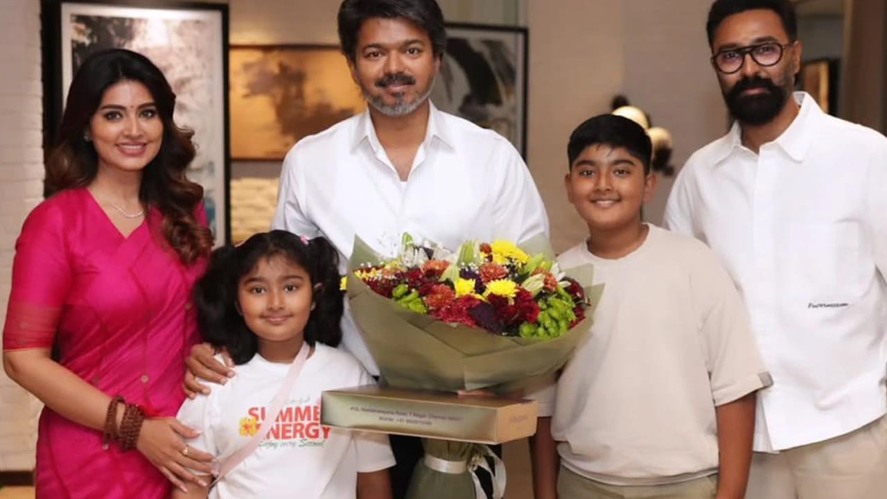 కాగా విజయ్-స్నేహ కలిసి రెండు సూపర్ హిట్ సినిమాల్లో హీరో, హీరోయిన్లుగా నటించారు.  2003లో వచ్చిన ' వసీగర' అలాగే 2024లో వచ్చిన ' ది గ్రేటెస్ట్ ఆఫ్ ఆల్ టైమ్' చిత్రాలలో జోడీగా నటించారు విజయ్- స్నేహ. ఈ రెండు సినిమాలు సూపర్ హిట్ గా నిలిచాయి. 
 