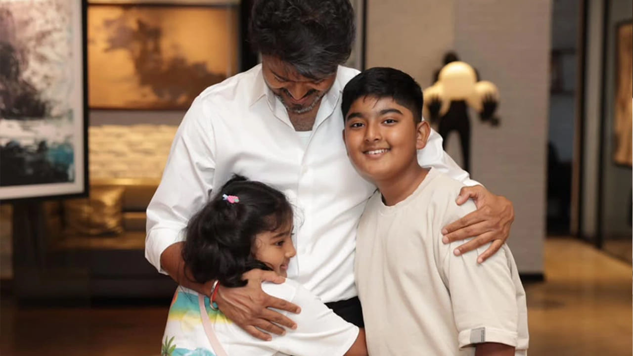  సీఎం విజయ్ తో కలిసున్న ఫొటోలను తన సోషల్ మీడియా ఖాతాల్లో షేర్ చేసింది స్నేహ. 'విజయ్ సర్‌తో రెండు సినిమాల్లో పనిచేసిన నేను, ఈ రోజు ఆయన్ని సీఎం జోసెఫ్ విజయ్ పాత్రలో చూడటం నిజంగా ఎంతో ఆనందంగా ఉంది.  ఈ అద్భత క్షణాలను వర్ణించడానికి మాటలు రావడం లేదు' అని తన ఆనందానికి అక్షర రూపమిచ్చింది స్నేహ.
