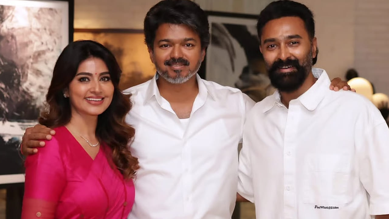   హీరోయిన్ స్నేహ తాజాగా సీఎం విజయ్ ను కలిసింది. మంగళవారం (జున్ 09) తన కుటుంబ సభ్యులతో కలిసి వెళ్లిన ఆమె విజయ్ కు అభినందనలు, శుభాకాంక్షలు తెలిపింది. స్నేహ వెంట ఆమె భర్త, ప్రముఖ నటుడు ప్రసన్న కూడా ఉన్నారు. ఈ సందర్భంగా స్నేహ ఫ్యామిలీతో చాలాసేపు ముచ్చటించారు విజయ్.