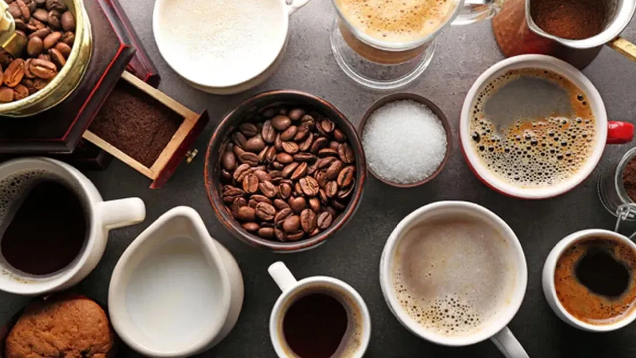 ఆరంభంలో వచ్చే ఇబ్బందులు (Caffeine Withdrawal): టీ, కాఫీలను హఠాత్తుగా మానేసిన మొదటి రెండు మూడు రోజులు శరీరానికి కెఫీన్ అందకపోవడం వల్ల కొన్ని ఇబ్బందులు ఎదురవుతాయి. తీవ్రమైన తలనొప్పి, అలసట, నీరసం, మానసిక అసహనం వంటి లక్షణాలు కనిపించవచ్చు. అయితే, ఈ ప్రారంభ దశను తట్టుకుని నిలబడితే, 10 రోజుల్లో మీ శరీరం పూర్తిగా కెఫీన్ రహితంగా (Caffeine-Free) మారి అద్భుతమైన ప్రయోజనాలను పొందుతుంది.