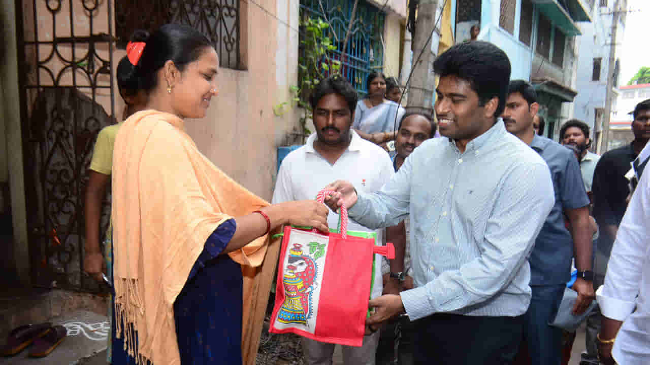పింఛనుతో పాటు అదిరిపోయే గిఫ్ట్ ఇచ్చిన జిల్లా కలెక్టర్.. ఆనందంలో అవ్వాతాతలు!