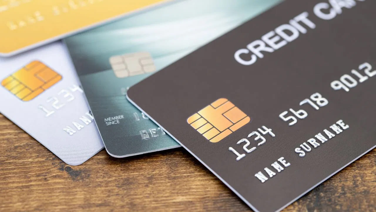  Debit, Credit Card Block: భారతదేశంలో నగదు రహిత ఆర్థిక వ్యవస్థ గణనీయమైన ఊపందుకుంది. నేటి కాలంలో ఈ-కామర్స్ వెబ్‌సైట్‌ల నుండి ఆఫ్‌లైన్ రిటైల్ దుకాణాల వరకు ప్రతిచోటా చెల్లింపుల కోసం డెబిట్ లేదా క్రెడిట్ కార్డుల వాడకం సర్వసాధారణమైపోయింది. కార్డుల ద్వారా చెల్లించడం వల్ల గొప్ప క్యాష్‌బ్యాక్ రివార్డులు, భారీ డిస్కౌంట్లు కూడా లభిస్తాయి. ఈ వ్యవస్థ అతిపెద్ద ప్రయోజనం ఏమిటంటే మీరు ఇకపై ప్రతిచోటా మీతో పాటు పెద్ద మొత్తంలో నగదును తీసుకెళ్లాల్సిన అవసరం లేదు. కేవలం ఒక్క స్వైప్‌తో మీరు పెద్ద లావాదేవీలను కూడా పూర్తి చేయవచ్చు.