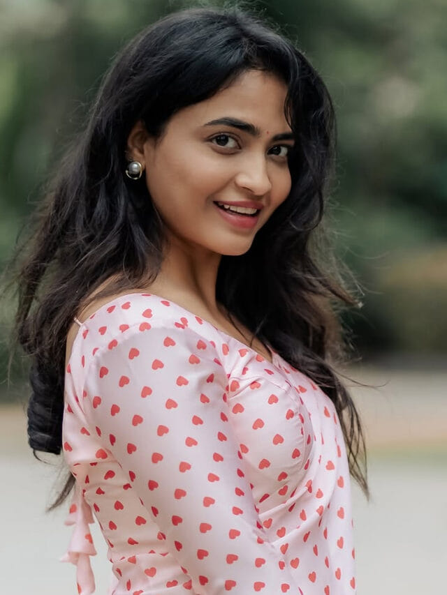 ఎంత క్యూట్ గురూ.. చీరలో చూడ చక్కగా ఉంది కధా..
