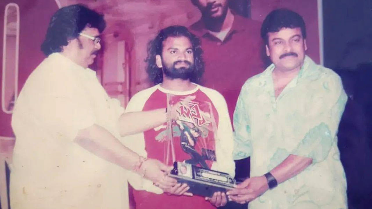 దాసరి, చిరంజీవి చేతుల మీదుగా అవార్డ్ అందుకుంటున్న నటుడిని గుర్తుపట్టారా.. ? ఇప్పుడు జబర్దస్త్ షోలో ఫేమస్ కమెడియన్..