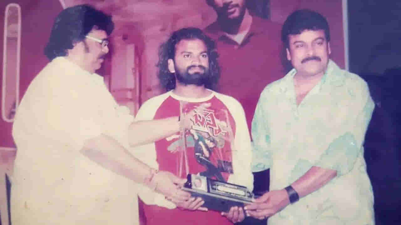 దాసరి, చిరంజీవి చేతుల మీదుగా అవార్డ్ అందుకుంటున్న నటుడిని గుర్తుపట్టారా.. ? ఇప్పుడు జబర్దస్త్ షోలో ఫేమస్ కమెడియన్..