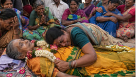 కన్నతల్లి మరణాన్ని తట్టుకోలేక..!