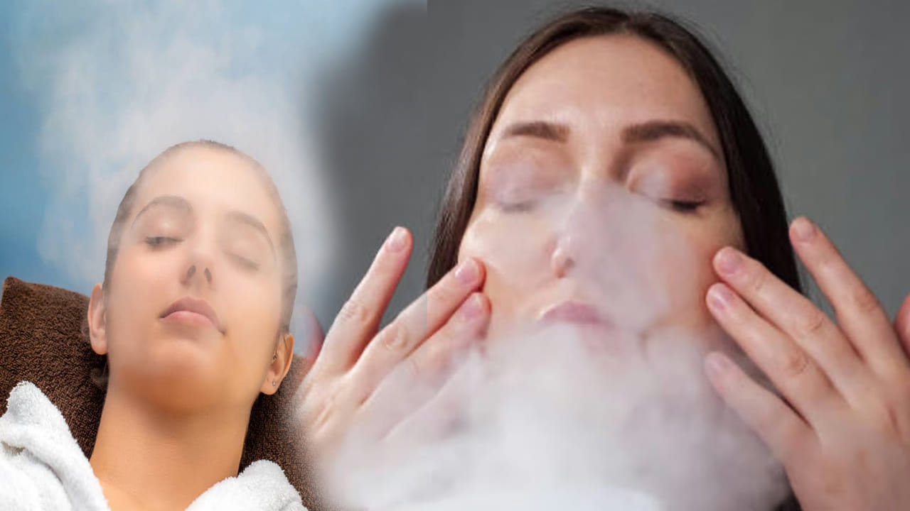 జిగట చర్మానికి గుడ్ బై (Prevents Sticky Skin): వర్షాకాలంలో చాలా మంది ఫేస్ వాష్ చేసుకున్న కొద్దిసేపటికే ముఖం మళ్లీ జిడ్డుగా మారుతుంది. క్రమం తప్పకుండా ఆవిరి పట్టడం వల్ల చర్మంలోని నూనె గ్రంథుల (Sebaceous glands) పనితీరు నియంత్రణలోకి వస్తుంది. ఇది చర్మంపై ఉండే అదనపు జిడ్డును తొలగించి, ముఖాన్ని రోజంతా తాజాగా ఉంచడానికి సహాయపడుతుంది.