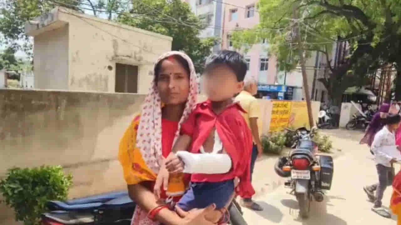 పరాకాష్టకు చేరిన ఆస్పత్రి నిర్లక్ష్యం.. విరిగింది కుడి చేయి.. ప్లాస్టర్ వేసింది ఎడమ చేతికి..!