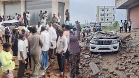 బయటకెళ్దామని కార్ తీశారు.. ఫ్రెండ్‌ కోసం ఓ ఇంటిపక్కన ఆగారు..