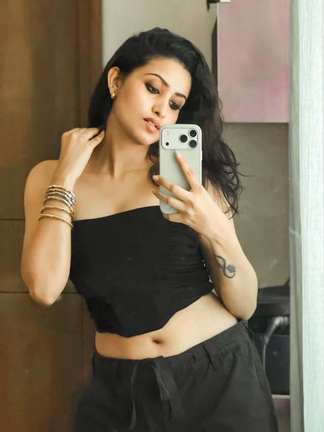 నిషా పుట్టించే కాటుక కళ్లు.. గ్లామర్ ఫోజులతో మత్తెక్కిస్తున్న దీపికా