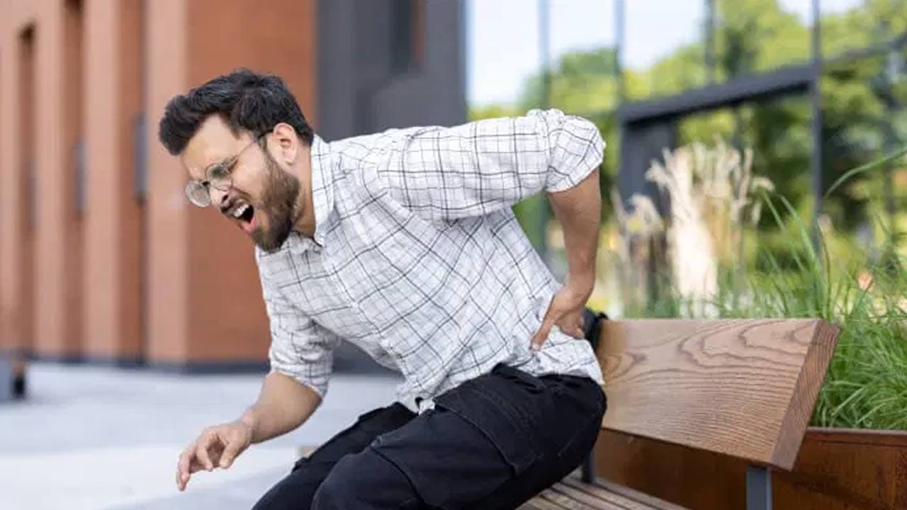 నడుము నొప్పి, మెడ నొప్పి, కాళ్లకు వ్యాపించే నొప్పి, కండరాల బలహీనత, ఎక్కువసేపు కూర్చోవడం లేదా నిలబడటం కష్టంగా మారడం వంటి లక్షణాలు కనిపిస్తాయి. కొందరిలో కాళ్లలో తిమ్మిర్లు, నడవడంలో ఇబ్బందులు కూడా తలెత్తే అవకాశం ఉందని వైద్యులు చెబుతున్నారు. హైదరాబాద్లోని ప్రముఖ ఆస్పత్రులకు ప్రతి వారం కొత్త డిస్క్ బల్జ్ కేసులు నమోదవుతున్నట్లు వైద్యులు వెల్లడిస్తున్నారు. ఒక సందర్భంలో 20 ఏళ్ల చివరి దశలో ఉన్న యువకుడు జిమ్లో అధిక బరువులు ఎత్తిన తర్వాత తీవ్ర వెన్నునొప్పితో ఆస్పత్రిలో చేరినట్లు వైద్యులు తెలిపారు. ప్రారంభంలో సాధారణ నొప్పిగా భావించినా, అనంతరం డిస్క్ సమస్యగా తేలిందని పేర్కొన్నారు.