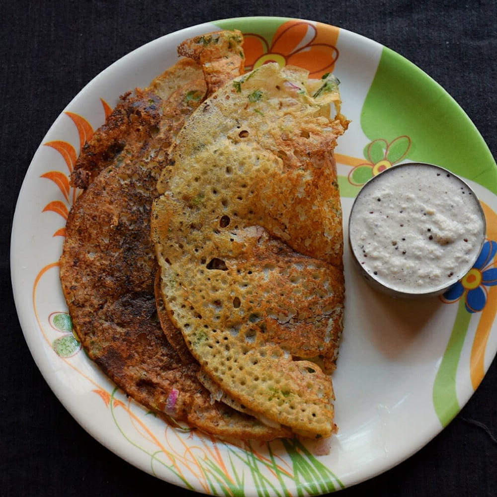 మన దినచర్యలో ఉదయం పూట తినే అల్పాహారం (Breakfast) అత్యంత ముఖ్యమైనది. రాత్రంతా ఖాళీ కడుపుతో ఉన్న మన శరీరానికి కావలసిన అసలైన శక్తి ఉదయం తినే ఆహారం ద్వారానే లభిస్తుంది. అయితే, నేటి ఉరుకుల పరుగుల జీవితంలో ఉదయాన్నే లేచి ఇడ్లీ, దోసెల కోసం పిండి రుబ్బడం, గంటల తరబడి వంటగదిలో శ్రమించడం అందరికీ సాధ్యం కావడం లేదు.