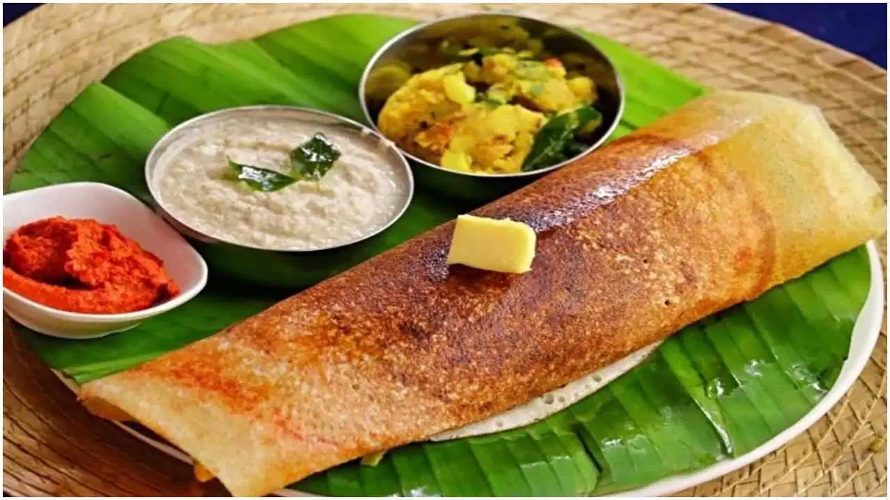 తెలుగువారికే కాకుండా దక్షిణ భారతదేశం మొత్తానికి అత్యంత ప్రియమైన అల్పాహార వంటకం దోశ. దోశను సాధారణంగా బియ్యం, మినప పప్పును నానబెట్టి, రుబ్బి, రాత్రంతా పులియబెట్టి తయారు చేస్తారు. ఇలా పులియబెట్టడం వల్ల దోశ తేలికగా, కరకరలాడుతూ మారడమే కాకుండా శరీరానికి మేలు చేసే బ్యాక్టీరియా వృద్ధి చెంది సులభంగా జీర్ణమవుతుంది. సాధారణంగా దీనిని సాంబార్,  కొబ్బరి చట్నీతో కలిపి తింటారు. 
