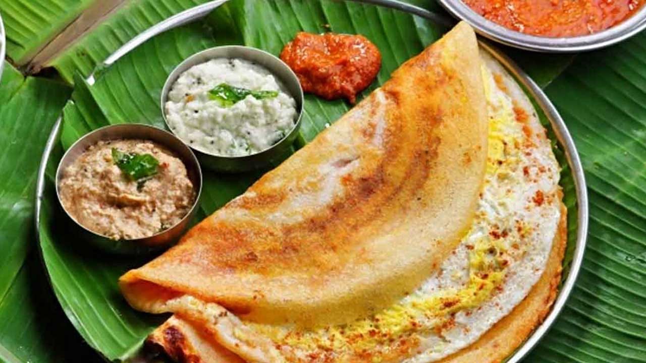 తయారీ విధానంలోకి వెళ్లితే.. ముందుగా పెసర్లు ఒక కప్పు, రాగులు ఒక కప్పు తీసుకొని మంచిగా శుభ్రంగా కడగాలి. తర్వాత వాటిని పక్కన పెట్టుకోవాలి. ఆ తర్వాత బియ్యం తీసుకొని వాటిని రెండు నుంచి మూడు నిమిషాల వరకు శుభ్రంగా కడిగి, తర్వాత వీటిలో నీరు పోసి మంచిగా నాబెట్టుకోవాలి, రాగులు , పెసర్లు కూడా నానబెట్టుకోవాలి.