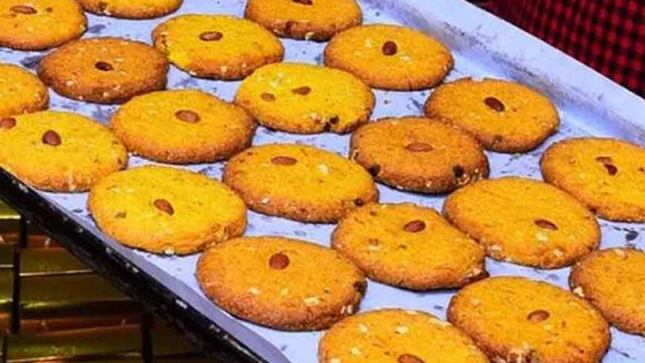 దమ్ కే రోట్ తయారీ విధానం: ముందుగా ఒక చిన్నపాత్రలో గోధుమ పిండి, సరిపడా ఉప్పును కూడా వేసి కలపాలి. ఇంకా దానిలో  కొద్దిగా నెయ్యి వేసి  కలిపి, ఇంకా మీకు కావాల్సినంత పాలు పోస్తూ చపాతీ పిండిలా గట్టిగా  కలుపుకోవాలి. అలాగే, ఇక ఈ పిండిని 30 నిమిషాల పాటు ఈ మూతపెట్టి 10 నిముషాల పాటు పక్కన పెట్టుకోవాలి. 