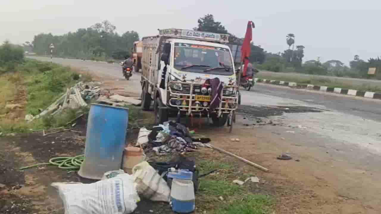 అర్థరాత్రి వెంటాడిన మృత్యువు.. ఇంటికి చేరకుండా మృతి చెందిన ముగ్గురు.. అసలేంజరిగిందంటే?