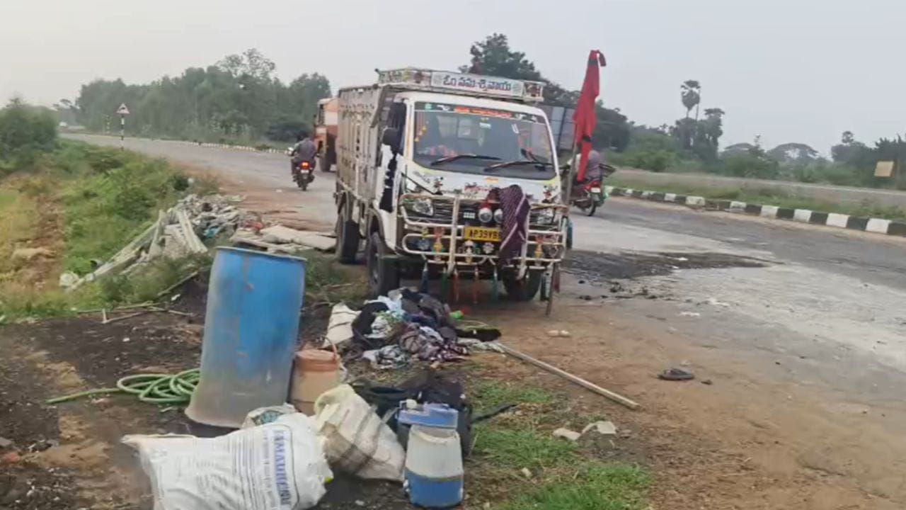 అర్థరాత్రి వెంటాడిన మృత్యువు.. ఇంటికి చేరకుండా మృతి చెందిన ముగ్గురు.. అసలేంజరిగిందంటే?