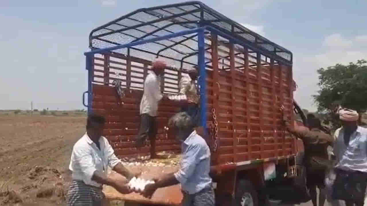 గాల్లో గింగిరాలు తిరుగుతూ కోడిగుడ్ల లారీ బోల్తా.. ఆ తర్వాత కదా అసలు సీన్..!