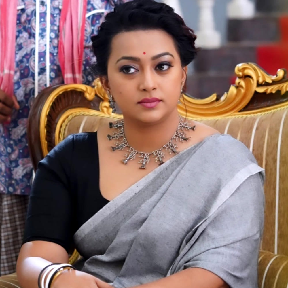 భారతీయ సమాజంలో పాతుకుపోయిన మైండ్‌సెట్‌ను ఎస్తేర్ ప్రముఖంగా ప్రస్తావించారు. 25 లేదా 30 ఏళ్లు దాటితే పెళ్లి చేసుకోవాలనే ఒత్తిడి సర్వసాధారణమని, ఈ ఒత్తిడి యువతను తొందరపాటు నిర్ణయాలు తీసుకోవడానికి పురికొల్పుతుందని ఆమె అన్నారు. "నాకు కూడా ఒక బాయ్‌ఫ్రెండ్ ఉండాలి," "నేను వ్యక్తిగత జీవితంలో వెనుకబడి ఉండకూడదు" అనే భావన ఈ సామాజిక ఒత్తిడి నుంచి వస్తుందని ఆమె అన్నారు. విడాకుల రేటు పెరగడానికి ఇది ఒక ముఖ్య కారణమని ఆమె పేర్కొన్నారు, ఎందుకంటే విద్య, కెరీర్‌లో ఉన్నత స్థానంలో ఉన్నప్పటికీ, ఈ ఒత్తిడికి లోనై సంబంధాలలోకి ప్రవేశిస్తున్నారని తెలిపారు.
