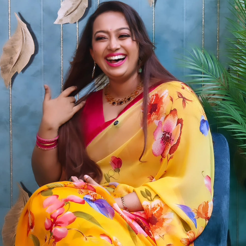 కెరీర్‌లో కష్టపడితే ఫలితం ఉంటుందని, కానీ సంబంధాలు "మల్టీలేయర్‌డ్" అని, అవి నలుపు-తెలుపులా ఉండవని ఎస్తేర్ అన్నారు. చాలా వివాహాలు, భార్య లేదా భర్త మారతారని ఆశతో కొనసాగుతున్నాయని ఆమె ఆవేదన వ్యక్తం చేశారు. కేవలం పిల్లల కోసం లేదా ఇతర మార్గాలు లేకపోవడం వల్ల చాలా మంది సంబంధాలలో ఇరుక్కుపోతున్నారని, కానీ ఇరుక్కుపోవడం సంతోషకరమైన వివాహం కాదని ఆమెఅన్నారు. తన విషయంలో, తన తల్లిదండ్రులు సమాజాన్ని ఎలా ఎదుర్కొంటారనే ఆలోచనతో ఒక బంధంలో ఇరుక్కుపోయే ముందు, తాను సరైన నిర్ణయం తీసుకున్నానని ఆమె అన్నారు. 