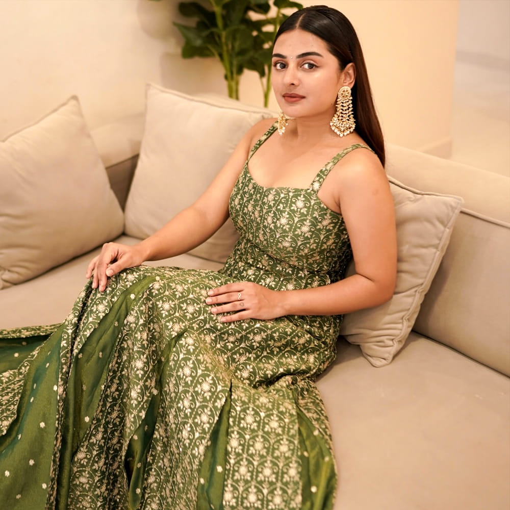 కాగా ఈ సినిమాలో మోహన్ లాల్ చిన్న కూతురిగా కనిపించిన చిన్నది గుర్తుందా.? తెలుగులోనూ ఆమె నటించింది.   ఆమె ఇప్పుడు ఎలా ఉందో తెలుసా.? చూస్తే ఫ్యూజులు ఎగిరిపోతాయి. హీరోయిన్స్ ను బీట్ చేసే అందం.. కుర్రాళ్లను గిలిగింతలు పెట్టె వయ్యారంతో ఆకట్టుకుంటుంది. ఆమె పేరు ఎస్తర్ అనిల్. ఈ చిన్నది ఇప్పుడు హీరోయిన్ లుక్ లోకి మారిపోయింది. ఓ వైపు చదువుకుంటూనే మరో వైపు సినిమాల్లో నటిస్తుంది. 