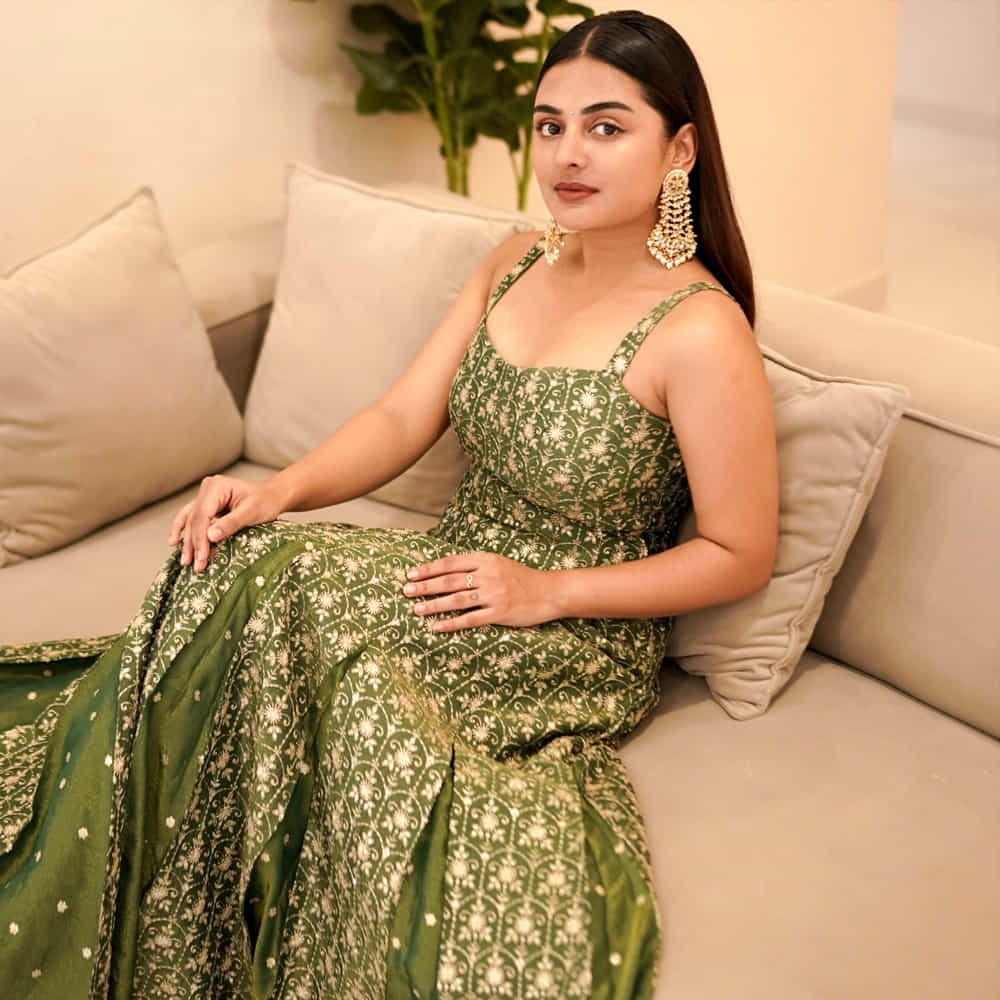 కాగా ఈ సినిమాలో మోహన్ లాల్ చిన్న కూతురిగా కనిపించిన చిన్నది గుర్తుందా.? తెలుగులోనూ ఆమె నటించింది.   ఆమె ఇప్పుడు ఎలా ఉందో తెలుసా.? చూస్తే ఫ్యూజులు ఎగిరిపోతాయి. హీరోయిన్స్ ను బీట్ చేసే అందం.. కుర్రాళ్లను గిలిగింతలు పెట్టె వయ్యారంతో ఆకట్టుకుంటుంది. ఆమె పేరు ఎస్తర్ అనిల్. ఈ చిన్నది ఇప్పుడు హీరోయిన్ లుక్ లోకి మారిపోయింది. ఓ వైపు చదువుకుంటూనే మరో వైపు సినిమాల్లో నటిస్తుంది. 