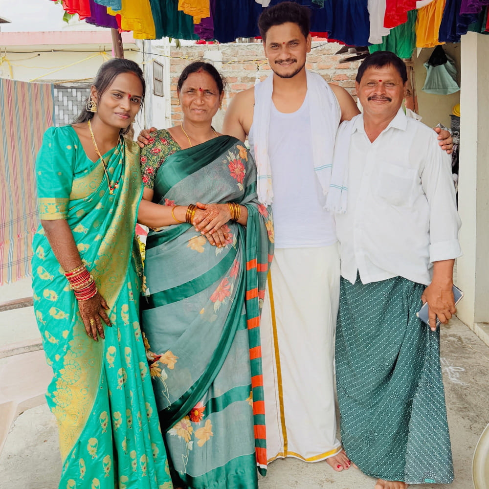 పెళ్లి తర్వాత మొదటిసారిగా తన అత్తగారింటి కుటుంబ సభ్యులతో కలిసి దిగిన ఈ ఫోటోలను షేర్ చేస్తూ ఆమె సంతోషాన్ని వ్యక్తపరిచింది. ఈ ఫోటోలలో ఫైమా సాంప్రదాయబద్ధంగా కనిపిస్తూ, తన భర్త ప్రవీణ్ ,అత్తమామలతో ఎంతో సరదాగా గడుపుతూ కనిపించింది. ప్రస్తుతం ఈ ఫోటోలు సోషల్ మీడియా వేదికగా నెటిజన్లను విపరీతంగా ఆకట్టుకుంటున్నాయి.