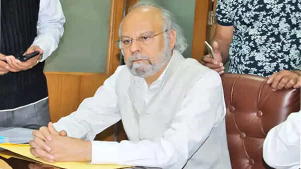 మాజీ ప్రధాని కుటుంబాన్ని టార్గెట్ చేసిన సైబర్ కేటుగాళ్లు.. కోట్లలో దోపిడీ!