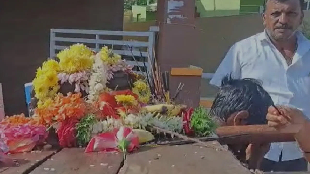 ఈ వివాహంలో ఆడ, మగ కప్పలను ఎంపిక చేసి, మనుషుల పెళ్లిలాగే అన్ని ఆచారాలు నిర్వహిస్తారు. కప్పలకు పూలమాలలు వేయడం, పసుపు రాయడం, ప్రత్యేక అలంకరణ చేయడం వంటి కార్యక్రమాలు జరుగుతాయి. గ్రామస్తులు బంధువుల్లా పాల్గొని పెళ్లిని ఘనంగా నిర్వహిస్తారు. అనంతరం విందు కూడా ఏర్పాటు చేస్తారు. వివాహం పూర్తయిన తర్వాత కప్పలను సమీపంలోని చెరువు లేదా నదిలో విడిచిపెడతారు.