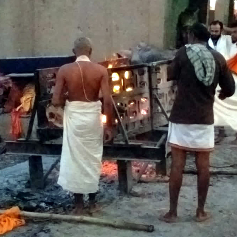 ఆ సమయంలో ఆత్మపడే వేదనను చూసి చలించిపోయిన పక్షిరాజు గరుత్మంతుడు వైకుంఠానికి వెళ్ళి శ్రీహరిని దీని వెనుక ఉన్న అసలు రహస్యం ఏమిటని అడిగాడు. అప్పుడు శ్రీమహావిష్ణువు ఈ దేహం పంచభూతాల కలయక అని, ప్రాణం పోయాక ఇది కేవలం ఒక శవం మాత్రమేనని వివరించారు. భూమి మీద నుండి తీసుకున్న ఈ శరీరాన్ని మళ్ళీ ఈ ప్రకృతికి తిరిగి ఇచ్చేయడమే శవ సంస్కారం. ఒకవేళ శవాన్ని అలాగే ఉంచితే ఆత్మకు ఒక పెద్ద భ్రమ ఏర్పడుతుంది. "నా శరీరం ఇంకా అలాగే ఉంది కదా, నేను మళ్ళీ అందులోకి వెళ్ళిపోవచ్చు" అని ఆశపడుతుంది.
