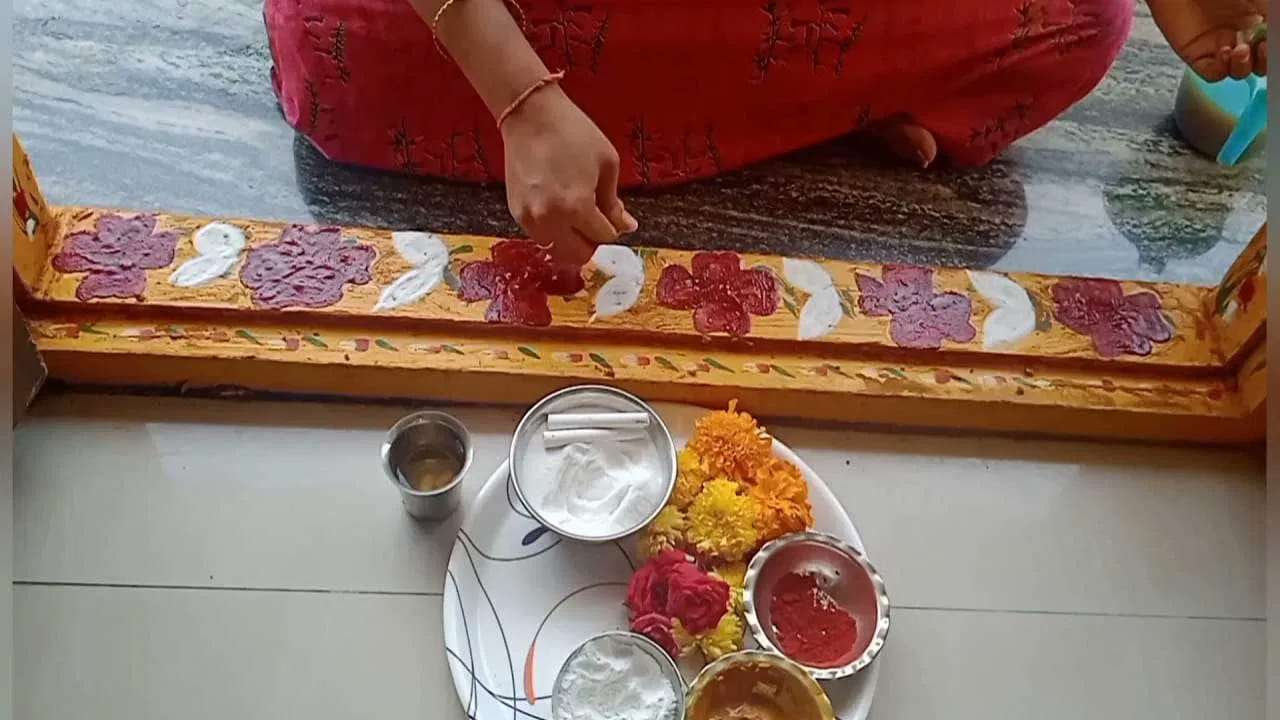 ఇంటి గడపలో సాక్ష్యాత్తు లక్ష్మీ దేవి కొలువై ఉంటుంది అంటారు. ఎవరు అయితే నిత్యం గడపపై మగ్గు పెట్టి, బొట్టుతో అందంగా అలంకరిస్తారో వారి ఇంటిలో ఆర్థిక స్థిరత్వం కలుగుతుందని చెబుతారు. కానీ కొంత మంది గడపకు అందంగా పసుపు రాసి, అలంకరించినా వారి ఇంటిలో మానసిక ప్రశాంతత కరువు అవ్వడం, ఆర్థిక సమస్యలతో సతమతం అవ్వడం జరుగుతుంది. అయితే దీనికి కారణం, పసుపు రాసే సమయంలో చేసే తప్పులే అంటున్నారు పండితులు.