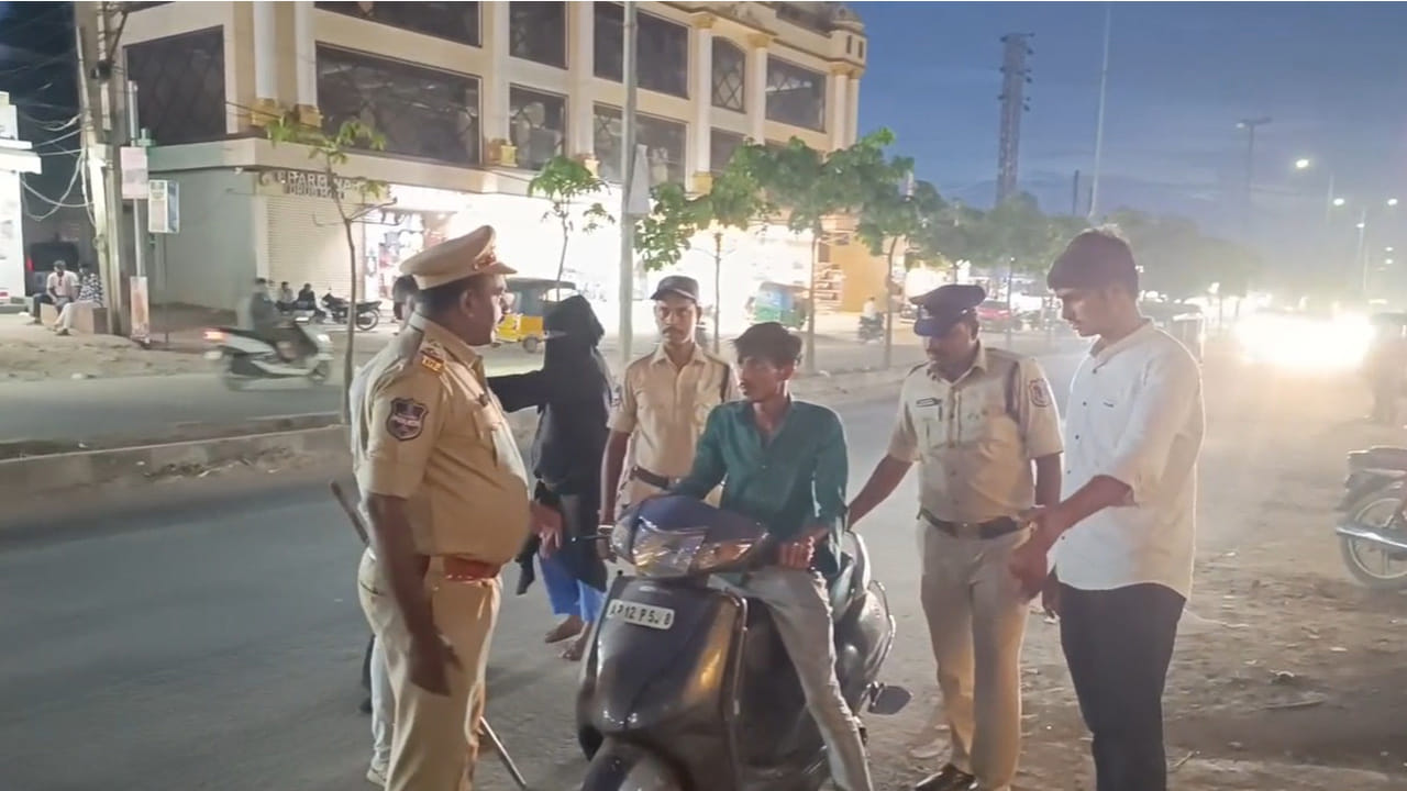 Watch: రోడ్డుపై పోలీసుల సడెన్ చెకింగ్.. ఓ స్కూటీని ఆపి చెక్ చేయగా షాకింగ్ సీన్