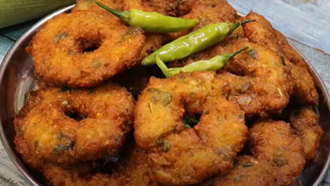  
మొక్కజొన్న గారెల తయారీ విధానం: ఇంకా ముందుగా కట్ చేసి పెట్టుకున్న ఉల్లిపాయ ముక్కలు,  కరివేపాకు,  కొత్తిమీర, ఒక టేబుల్ స్పూన్ జీలకర్ర, రుచికి సరిపడా  ఉప్పు కూడా వేసి కలపాలి. ఇదే సమయంలో బియ్యప్పిండిని వేసుకోవాలి. ఇంకా వీటిని గారెలు మాదిరి చేసుకుంటే మంచిగా ఉంటుంది. ఇంకో వైపు పాన్ లో ఆయిల్ పోసి మీడియం మంటపై ఉంచాలి